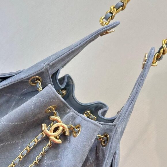 Classic CHANEL Bag: A Stylish and Versatile Choice for Elegance - Picture 6 of 8